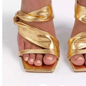 Women’s size 39, US size 9, micas brand gold heels. New , never worn.